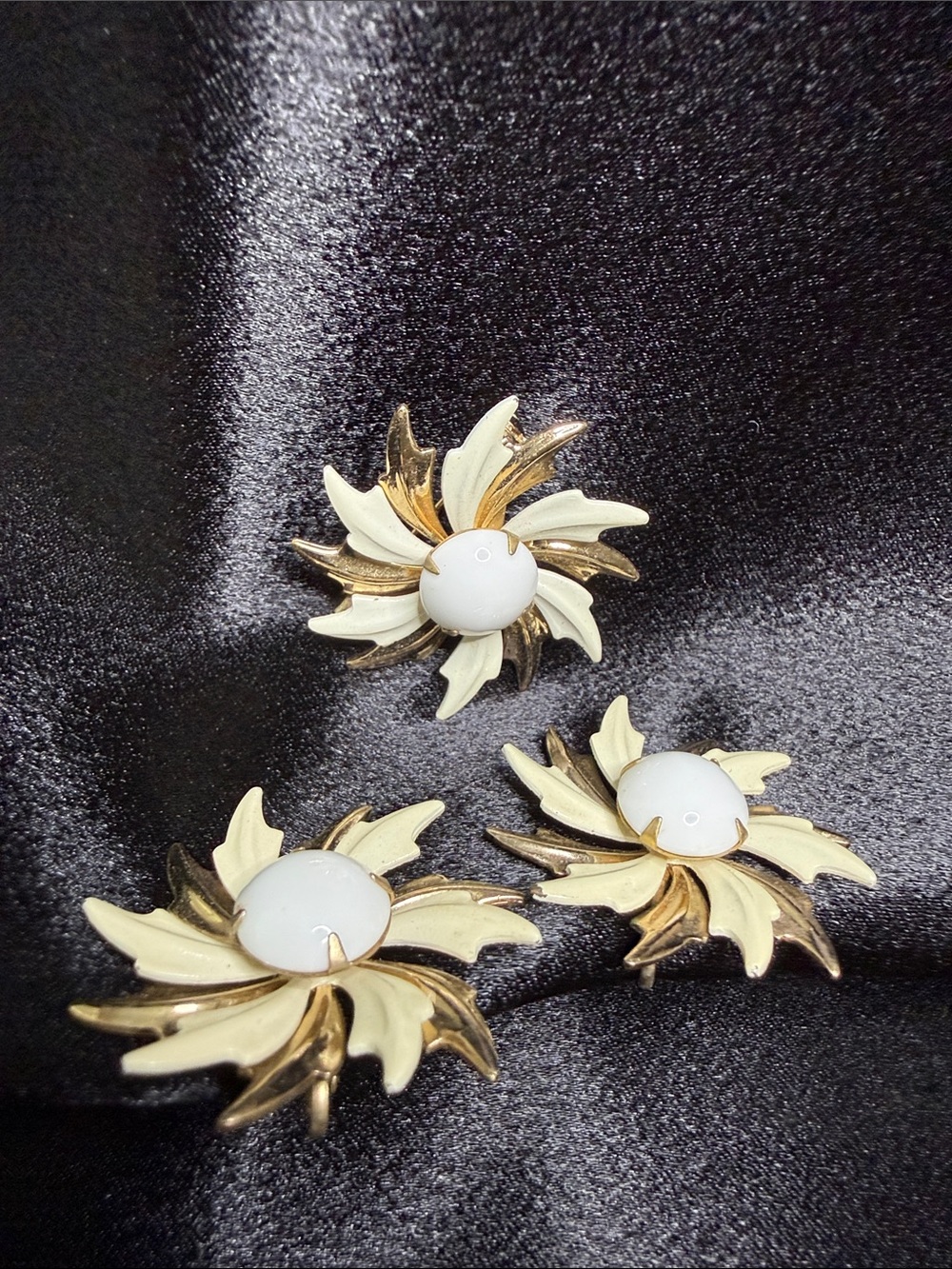 Vintage Gold and Cream Sunburst Clip-On Earrings - White Center